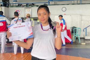 Refi Marinda, berhasil meraih medali perak dalam Kejuaraan Provinsi (Kejurprov) Sambo Jawa Timur 2025.