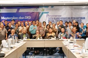Rektor ITN Malang, Awan Uji Krismanto, ST., MT., Ph.D., (duduk dua dari kanan) bersebelahan dengan Bupati Mahakam Ulu, Dr. Bonifasius Belawan Geh, SH., ME