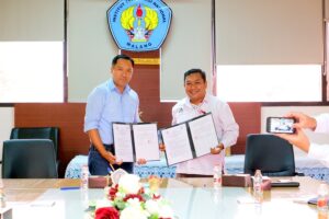Rektor ITN Malang, Awan Uji Krismanto, ST., MT., Ph.D., (kanan) dan Ketua Majelis Agung GKJW Malang, Natael Hermawan Prianto, MBA., menunjukkan draf MoU usai ditandatangani