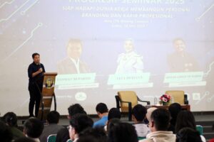 Rektor ITN Malang, Awan Uji Krismanto, ST., MT., Ph.D., memberikan sambutan pada Seminar Nasional 2025 Himpunan Mahasiswa Teknik Mesin (HMM) S-1 ITN Malang