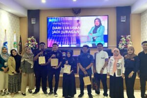 Reni Rupianti, SM., MM., Dosen Bisnis Digital S-1, (dua dari kiri), bersama Tim Bisnis Digital ITN Malang dan peserta sharing session di SMK Negeri 12 Malang