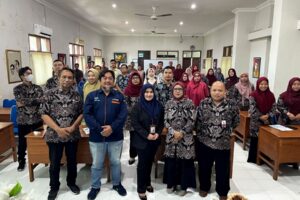 Reni Rupianti, SM., MM., (tengah), dan Wahyu Panji Asmoro, ST., MT., tim PMB ITN Malang bersama guru BK se-Kabupaten Jember, Jawa Timur