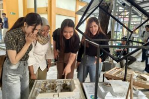 Ester Parmanes, mahasiswa Perencanaan Wilayah dan Kota (PWK) ITN Malang bersama teman-temannya saat berkunjung ke pameran Nata Karya Arsitektur ITN Malang