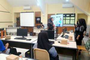 Firda Meisaroh, SE., MM, Dosen Bisnis Digital ITN Malang memberi materi Wirausaha Gen Z dari FOMO Jadi Founder pada Trial Class Bisnis Digital ITN Malang