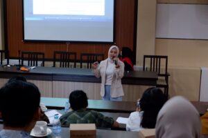 Hilda Rosa Ainiyah, S.Psi., M.Psi., Psikolog, menjadi pemateri workshop di ITN Malang