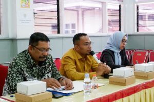 Kepala LPKU ITN Malang, Ardiyanto Maksimilianus Gai, ST., M.Si., (tengah) diapit Sekretaris Balitbang Aprija Wirawan, S.Sos., MAP., dan Nenny Roostrianawaty, ST., MT., saat FGD di ITN Malang