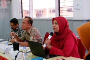 Ratri Andinisari, S.Si., M.Si., Ph.D., tenaga ahli ITN Malang memaparkan hasil kajian akhir kajian mitigasi gerakan tanah di Kecamatan Donomulyo dan Kecamatan Tirtoyudo, Kabupaten Malang”.