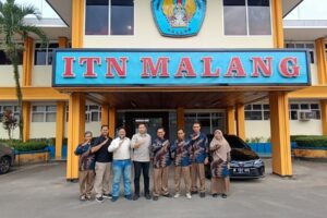 Rektor ITN Malang, Awan Uji Krismanto, ST., MT., PhD., (empat dari kiri), berdampingan dengan Kepala Madrasah Akhmad Ari Wibowo MPd., usai pembahasan kerja sama di ITN Malang (1)