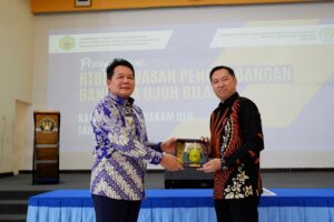 Rektor ITN Malang, Awan Uji Krismanto, ST., MT., PhD., (kanan) menyerahkan cendera mata kepada Bupati Kabupaten Mahakam Ulu, Dr. Bonifasius Belawan Geh, SH., ME.