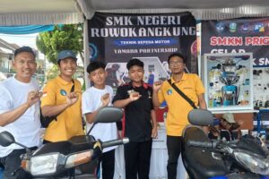 SMK Negeri Rowokangkung Lumajang memboyong dua motor listrik sebagai produk unggulan di acara Dies Natalis ke-56 ITN Malang (1)