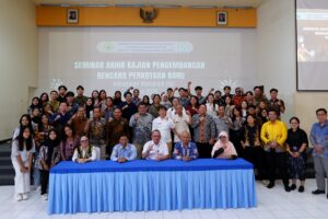 Sekretaris Daerah (Sekda) Kabupaten Mahakam Ulu, Dr. Stephanus Madang, S.Sos., M.M., (duduk, kemeja putih) foto bersama OPD Mahulu, dosen dan mahasiswa ITN Malang