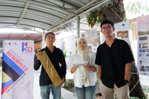 Amar Rizqi Afdholy, ST., MT., dosen Arsitektur S-1 ITN Malang bersama mahasiswa Arsitektur dan karyanya