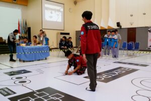 Para peserta Line Tracer Competition 2025, Teknik Elektro ITN Malang adu kebolehan di dalam arena lomba