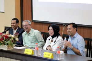 Rektor ITNMalang Awan Uji Krismanto, ST., MT., PhD., berdampingan dengan Kepala LLDIKTIWilayah VII Jawa Timur, Prof. Dr. Dyah Sawitri, SE., MM., memberikan sambutan