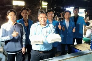 Dr. Aladin Eko Purkuncoro, S.T., M.T. (memegang tahu) bersama Wisnu Widjaya, penanggung jawab UMKM