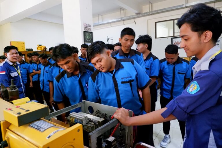 Bukan Sekadar Lihat Panel Surya, Siswa SMKN 1 Sumberasih Ditantang Jadi ...