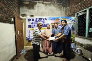 Ketua dan pengurus IKA Surya saat menyerahkan bantuan dana program bedah rumah untuk alumnus Teknik Elektro ITN Malang,