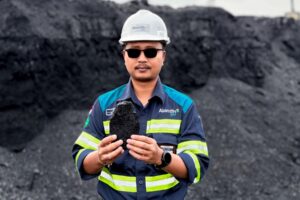 Saipul Muklas, Unit Head Mine Survey PT Saptaindra Sejati (SIS) – Group PT AlamTri Geo, alumni Teknik Geodesi S-1 ITN Malang angkatan 2012 saat berada lokasi pertambangan