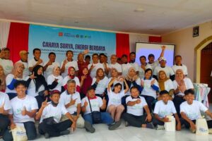 Tim Teknik Elektro ITN Malang bersama para peserta edukasi dan pelatihan PLTS di Kampung ProKlim Madyopuro