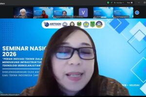 Ir. Maranatha Wijayaningtyas, S.T., M.MT., Ph.D., IPU., ASEAN Eng., saat memberikan materi pada Seminar Nasional ARITEKIN 2026 yang digelar secara daring