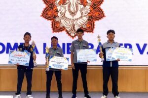 Para juara Line Tracer Competition Vol. 3 ITN Malang, MAN 1 Pasuruan Juara 1 (paling kanan), SMKN 3 Bangkalan Juara 2 (tengah), dan Juara 3 MAN 1 Nganjuk