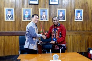 Rektor ITN Malang, Awan Uji Krismanto, ST., MT., Ph.D., (kiri) bersama Bupati Raja Ampat, Orideko Iriano Burdam, S.IP., M.M., M.Ec.Dev., usai penandatanganan kerja sama di Kampus 2 ITN Malang