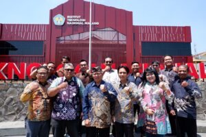 Direktur Program Pascasarjana ITN Malang, Prof. Dr. Ir. Lalu Mulyadi, MT., bersama jajaran kaprodi dan lulusan yang mengikuti yudisium hibrid