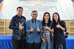 Dosen ITN Malang Dr. Ir. Ardiyanto Maksimilianus Gai, ST., M.Si., MM., bersama Rektor ITN Malang dan isteri