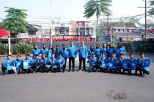 Momen Rektor ITN Malang, Awan Uji Krismanto, ST., MT., Ph.D., foto bersama para mahasiswa berprestasi