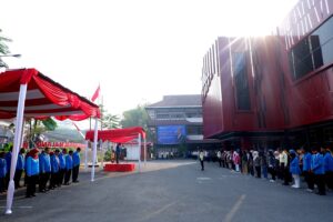 Para peserta upacara bendera memperingati HUT ke-81 RI mengikuti prosesi secara khidmat di halaman Rektorat Kampus 1 ITN Malang