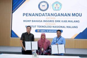 Rektor ITN Malang dan Ketua MGMP Bahasa Inggris SMK Kabupaten Malang menunjukkan naskah MoU sebagai tanda resminya kolaborasi
