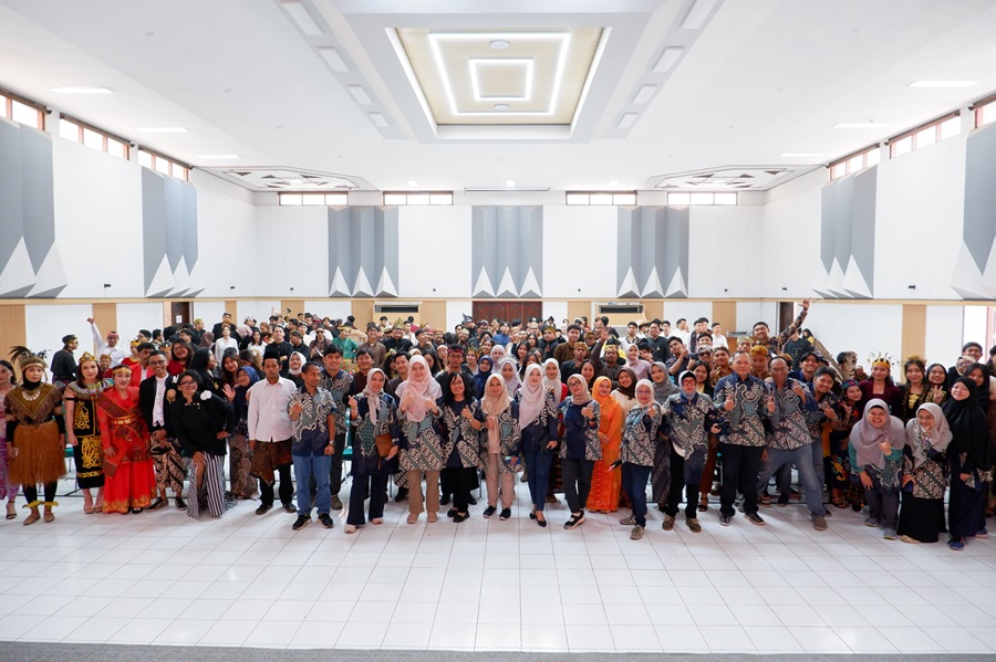 Bukan Hanya Rayakan Kelulusan, Peserta Yudisium FTSP ITN Malang Tampil Unik Pakai Baju Adat dari Papua hingga Dayak
