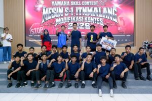 Foto bersama jajaran pimpinan ITN Malang, tim YIMM, serta seluruh peserta SMK binaan Yamaha se-Jawa Timur usai gelaran kompetisi