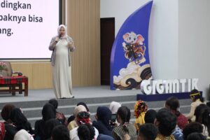 Hilda Rosa Ainiyah, S.Psi., M.Psi., Psikolog, memberikan materi Mental Health dihadapan ratusan maba ITN Malang. (2)