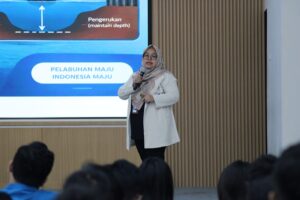 Ir. Asti Rahayu, ST., praktisi dari PT Wijaya Karya (Persero) Tbk, saat membawakan materi di Kuliah Tamu Geodesi 2026 di ITN Malang