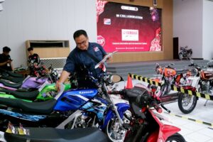 Keterangan Foto Proses penilaian kelayakan jalan dan fungsionalitas komponen motor modifikasi oleh tim juri.