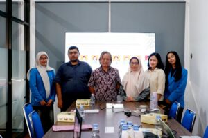 Ketua Tim Abdimas ITN Malang, Deddy Rudhistiar, S.Kom., M.Cs., (dua dari kiri) bersebelahan dengan penguji eksternal Dr. Darsono Sigit, M.Pd., serta reviewer internal Dr. Ir. Nanik Astuti Rahman, ST., M