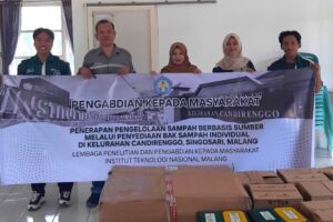 Ketua Tim Abdimas ITN Malang, Dr. Hardianto, ST., MT., bersebelahan dengan Lurah Candirenggo, Melani Astuti, saat menyerahkan bak sampah secara simbolis.