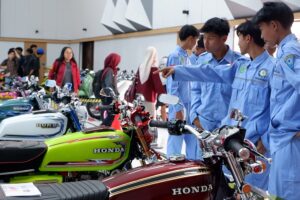 Pengunjung antusias melihat modifikasi motor di acara Mesin S-1 ITN Malang Modifikasi Kontes 2026 di Aula ITN Malang