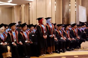 Ratusan wisudawan ITN Malang antusias mengikuti jalannya prosesi wisuda. Tampak beberapa di antaranya mengenakan selempang Cum Laude, mencerminkan pencapaian akademik yang gemilang