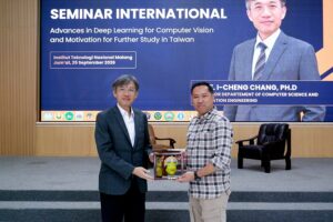 Rektor ITN Malang, Awan Uji Krismanto, ST., MT., Ph.D., bersama Prof. I-Cheng Chang, Ph.D., dari Department of Computer Science and Information Engineering, National Dong Hwa University (NDHU), Taiwan