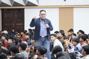 Triaji Mahameru Lahardi, ST., alumnus Teknik Industri S-1 ITN Malang angkatan 1997 memberikan motivasi pada career session di Gigantik 2026