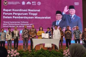 Jajaran pimpinan perguruan tinggi bersama perwakilan kementerian di atas panggung Balairung UKSW Salatiga dalam Deklarasi Komitmen Perguruan Tinggi untuk Pemberdayaan Masyarakat Desa