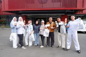 Kontingen SMA Brawijaya Smart School (SMA BSS) Kota Malang bersama guru pendamping menunjukkan piala mereka memborong juara di ajang ITN Malang English Festival 2026