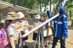 Mahasiswa Teknik Elektro S-1 ITN Malang menjelaskan mekanisme penyerapan energi matahari pada perangkat solar tracker di area edukasi PLTS ITN Malang