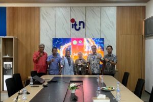 Manajemen PT Jasamarga Pandaan-Malang berfoto bersama jajaran pimpinan ITN Malang usai membahas peluang magang mahasiswa