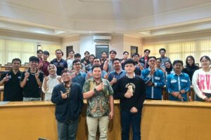 Pemateri, dosen pengampu, dan mahasiswa Teknik Informatika S-1 ITN Malang foto bersama usai pelaksanaan kuliah tamu Cyber Security dan Digital Forensics.