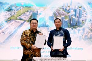 Rektor ITN Malang, Awan Uji Krismanto, ST., MT., Ph.D., bersama Presiden Direktur PT Chint Indonesia, Ace Chang, menunjukkan berkas MoU yang resmi ditandatangani