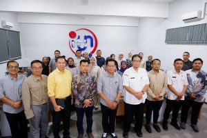 Sesi foto bersama jajaran pimpinan ITN Malang dan rombongan pejabat Pemkab Serang di Ruang Workshop LPKU.