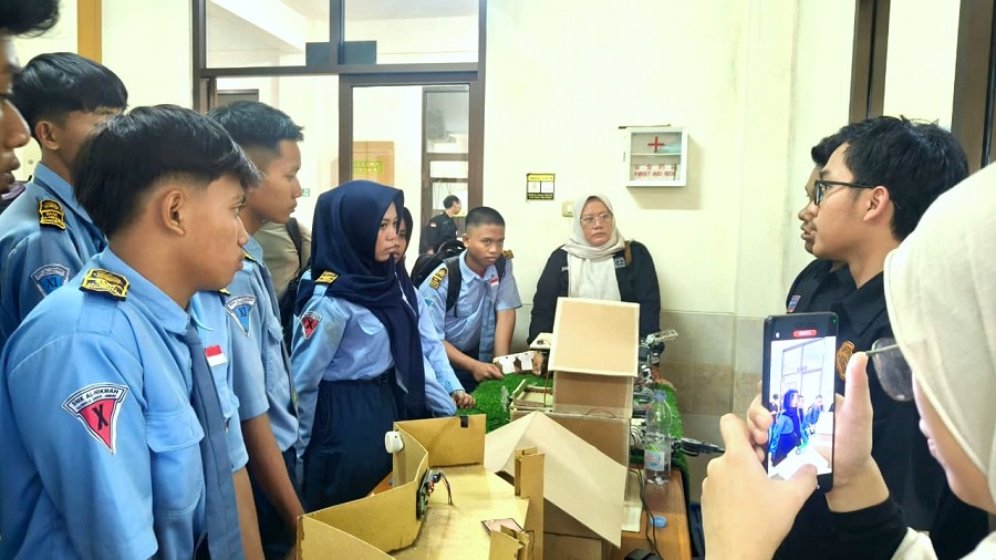 Dari Simulasi Robot hingga Roblox: Keseruan Puluhan Siswa SMK Al-Hikmah Jombang Keliling Lab ITN Malang